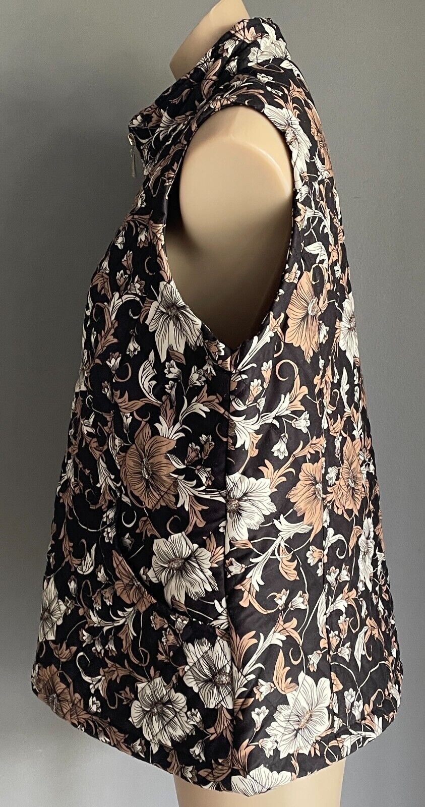 MILLERS Sleeveless Quilted Vest Gilet Size 16 Black Beige Whit Floral Zip Front