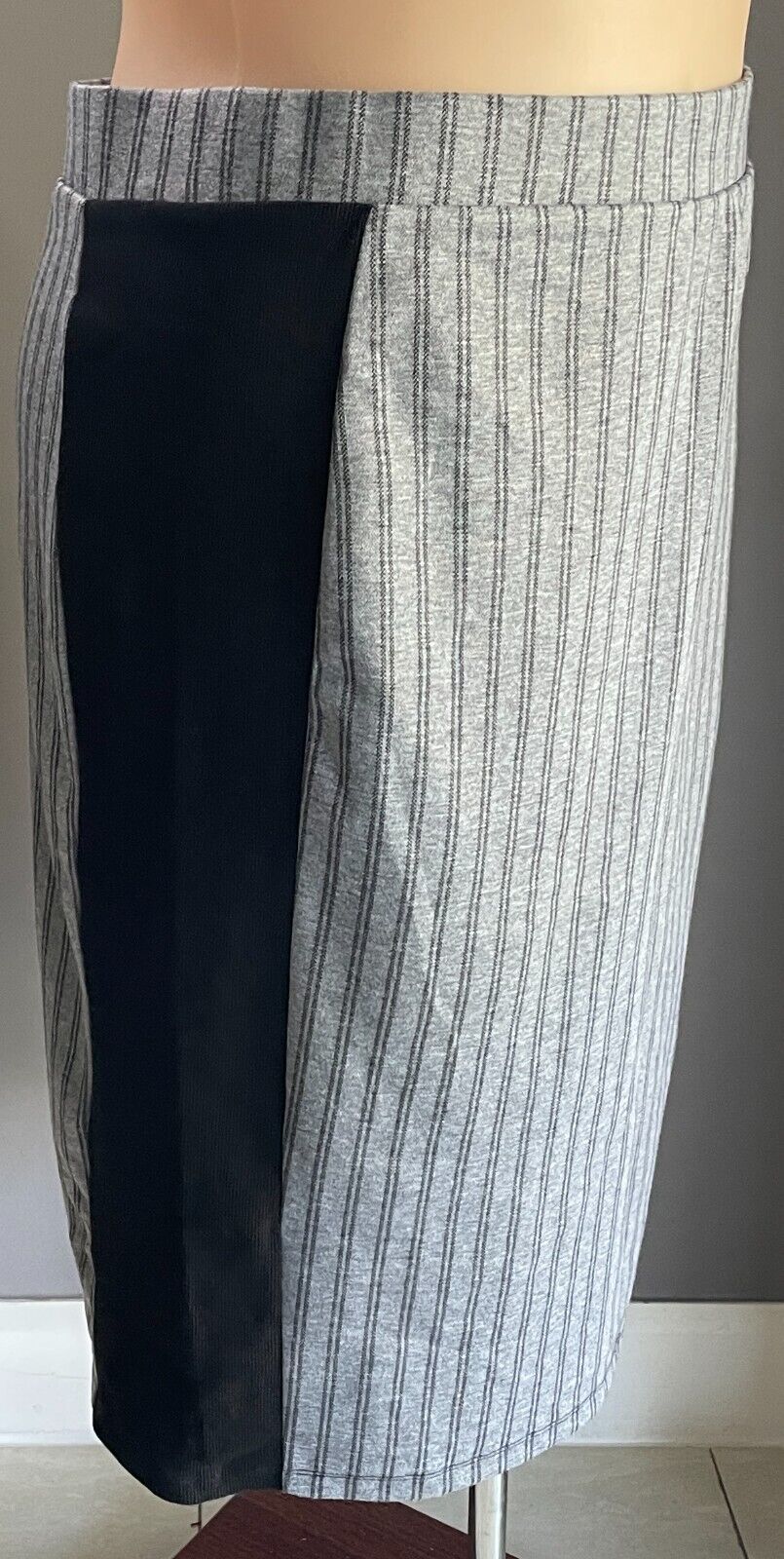 SUITE BOUTIQUE Pencil Skirt Grey Black Stripe Panel Stretch Knit Size 18 NEW