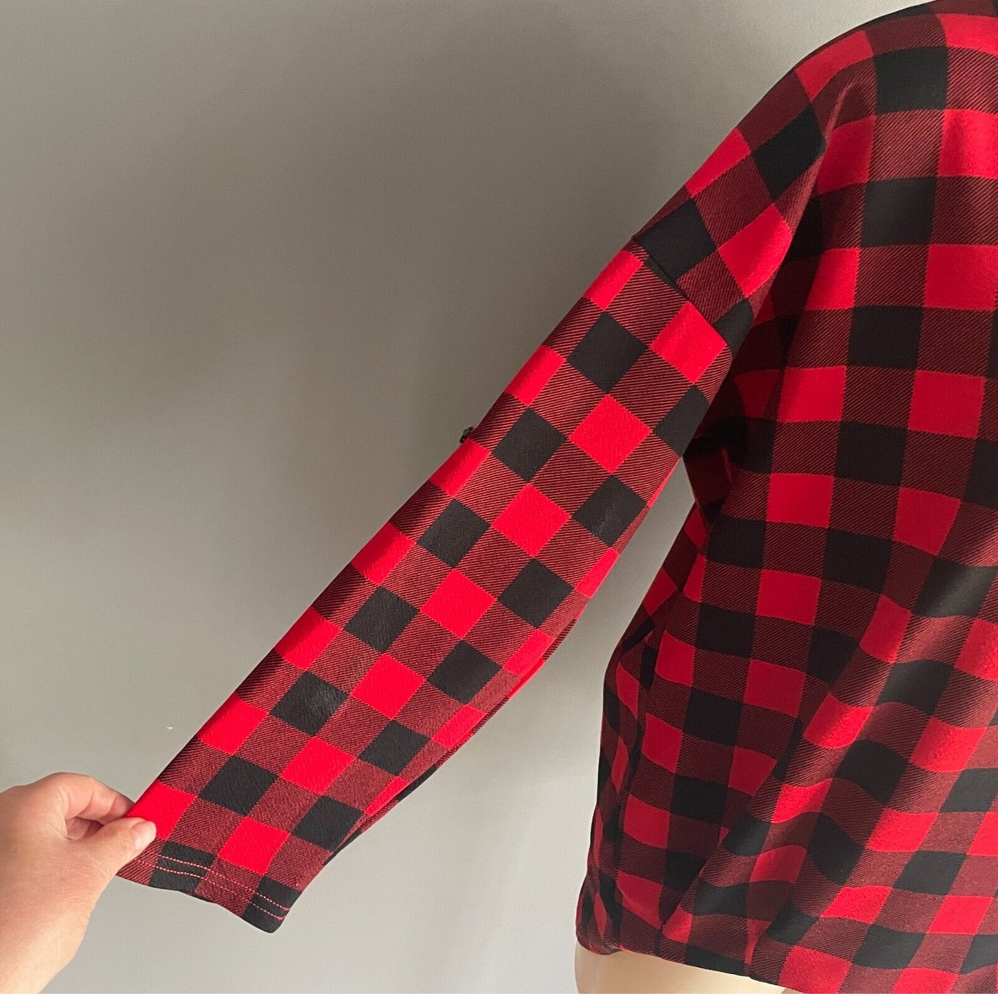 TEMT Top Red & Black Hi-Lo Hem Size S M 10 12 Adjustable Sleeves Relaxed Stretch