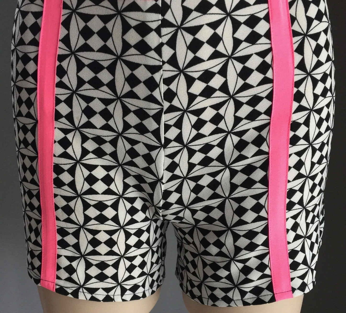 MIRACLE Shorts Black White Geo Print High Waist  Pink Trim Ladies Size 8 10 NEW