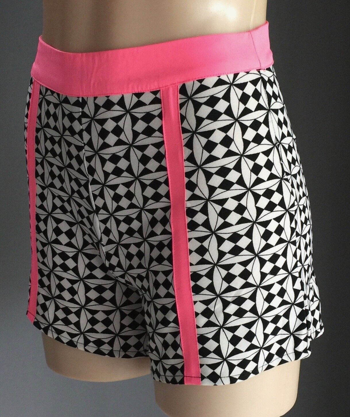 MIRACLE Shorts Black White Geo Print High Waist  Pink Trim Ladies Size 8 10 NEW