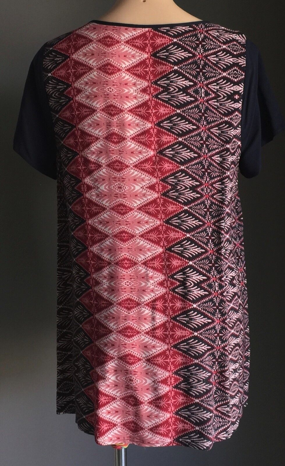 WISH Dreamweaver Tunic Top Colourful Print Short Sleeve Cutout Size M 12 NEW
