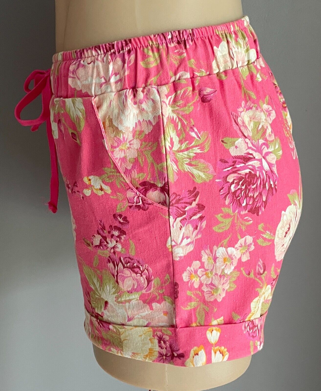 CHICABOOTI Shorts Pink Floral Size 12 Elastic Waist Cuffed Hem