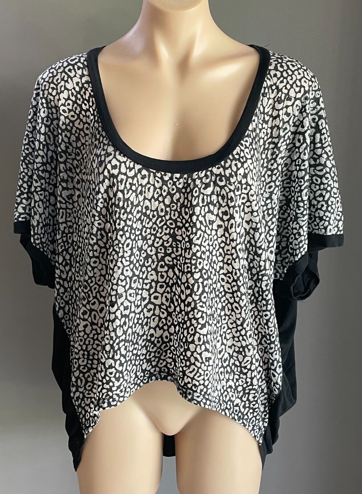 EF COLLECTION Top Grey Black Print Short Sleeve Size S 10 Hi Low Hem Relaxed Fit