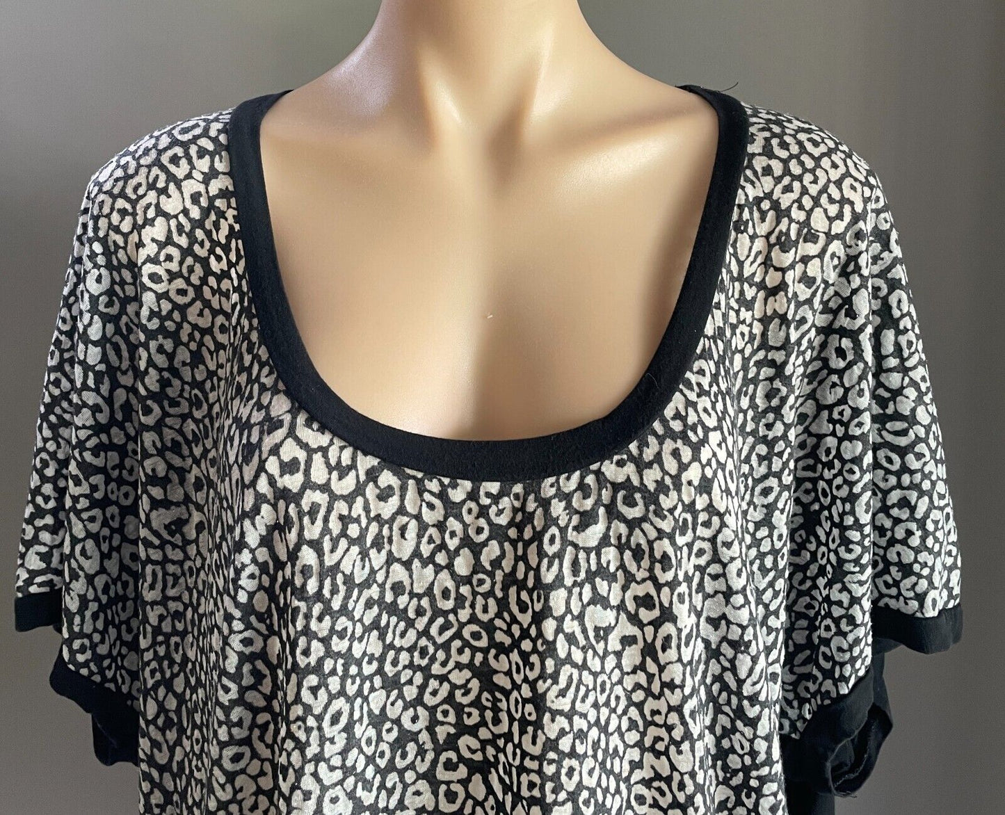EF COLLECTION Top Grey Black Print Short Sleeve Size S 10 Hi Low Hem Relaxed Fit