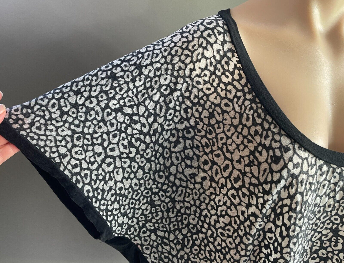EF COLLECTION Top Grey Black Print Short Sleeve Size S 10 Hi Low Hem Relaxed Fit