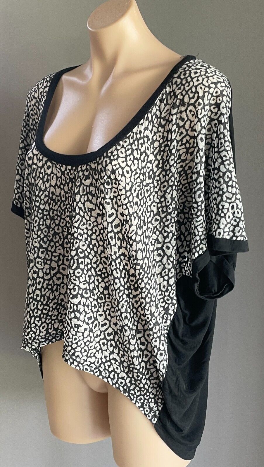 EF COLLECTION Top Grey Black Print Short Sleeve Size S 10 Hi Low Hem Relaxed Fit