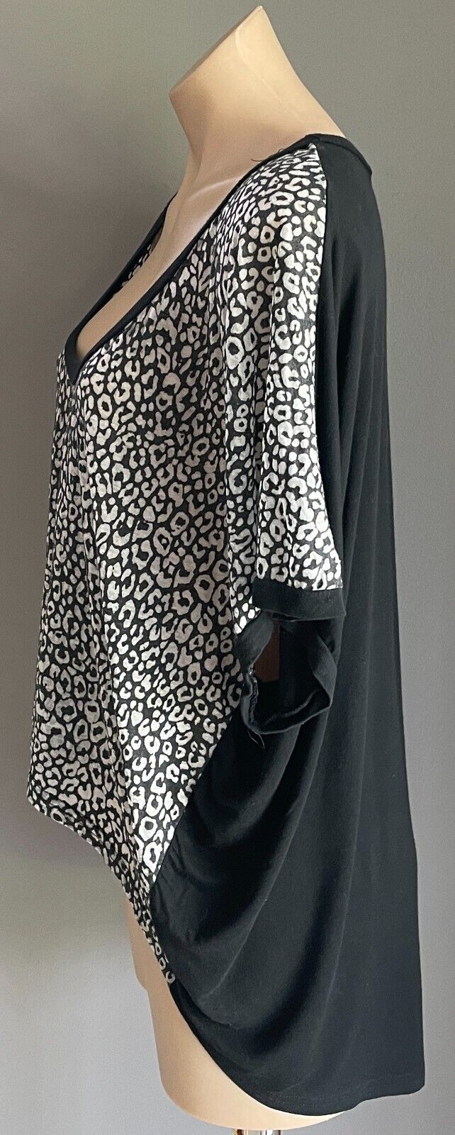 EF COLLECTION Top Grey Black Print Short Sleeve Size S 10 Hi Low Hem Relaxed Fit