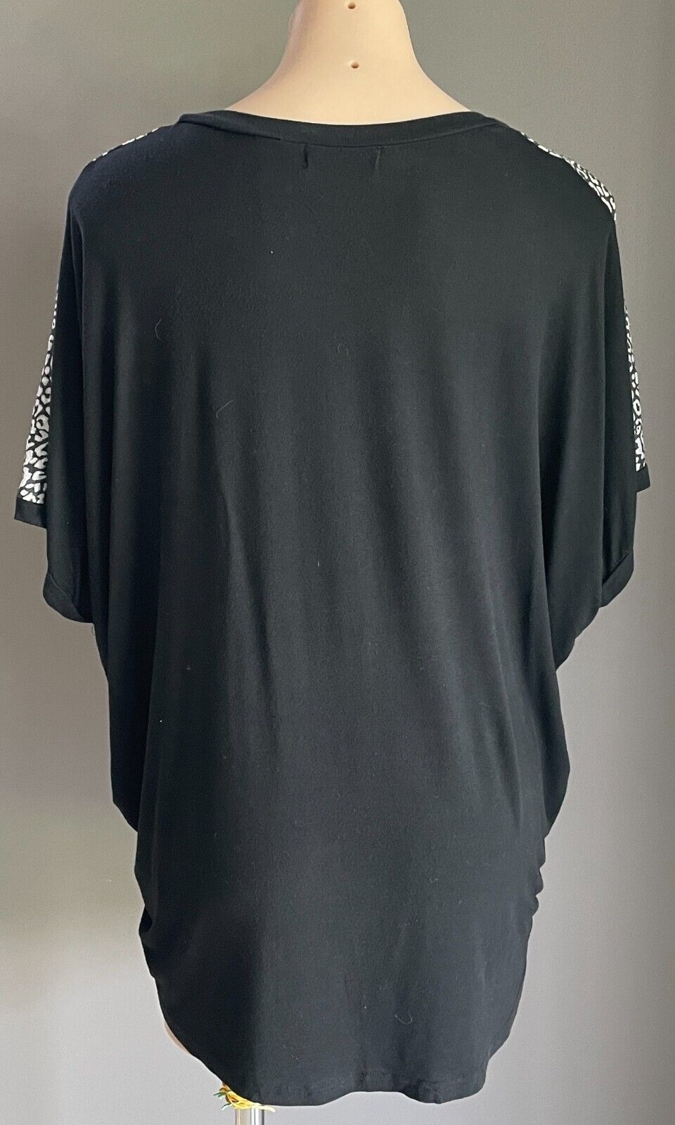 EF COLLECTION Top Grey Black Print Short Sleeve Size S 10 Hi Low Hem Relaxed Fit