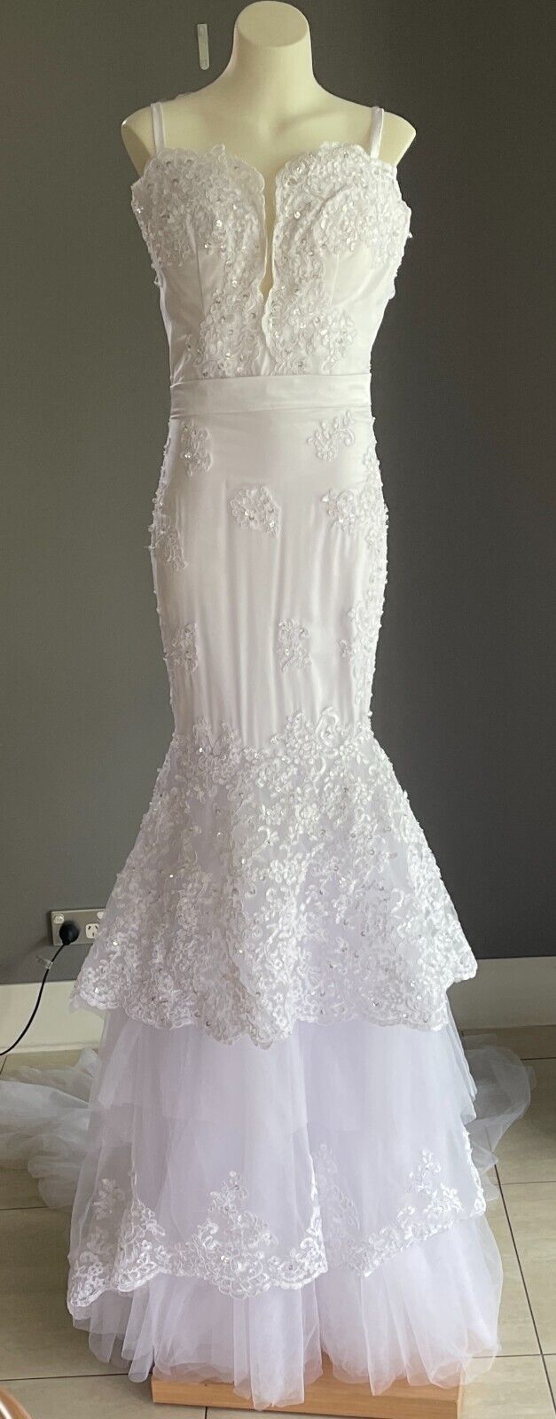 White Wedding Dress Crystal and Sequin Embellished Lace Mermaid Style Tulle Sz 6