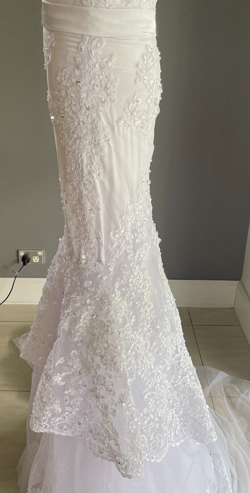 White Wedding Dress Crystal and Sequin Embellished Lace Mermaid Style Tulle Sz 6