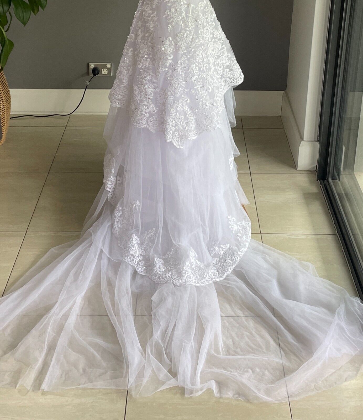White Wedding Dress Crystal and Sequin Embellished Lace Mermaid Style Tulle Sz 6