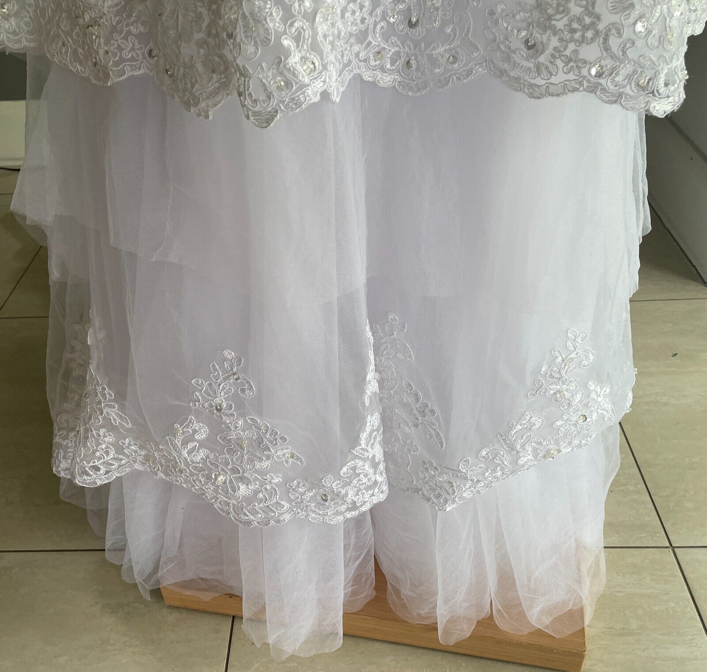 White Wedding Dress Crystal and Sequin Embellished Lace Mermaid Style Tulle Sz 6
