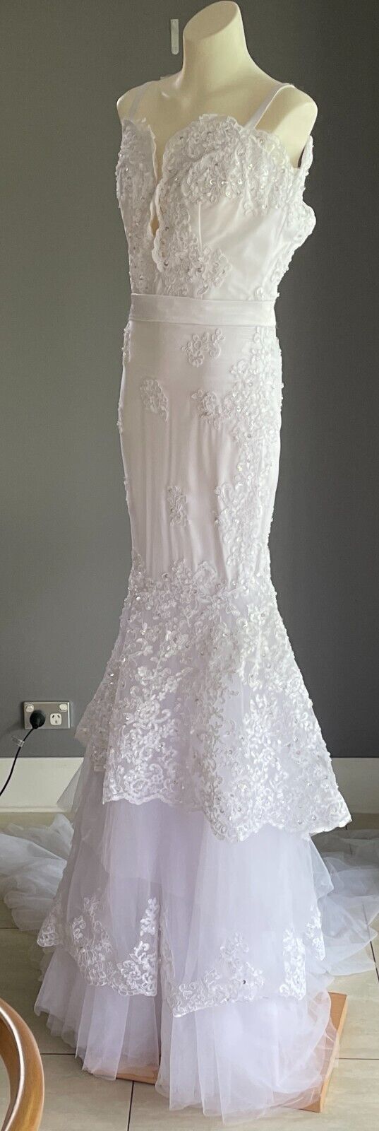 White Wedding Dress Crystal and Sequin Embellished Lace Mermaid Style Tulle Sz 6
