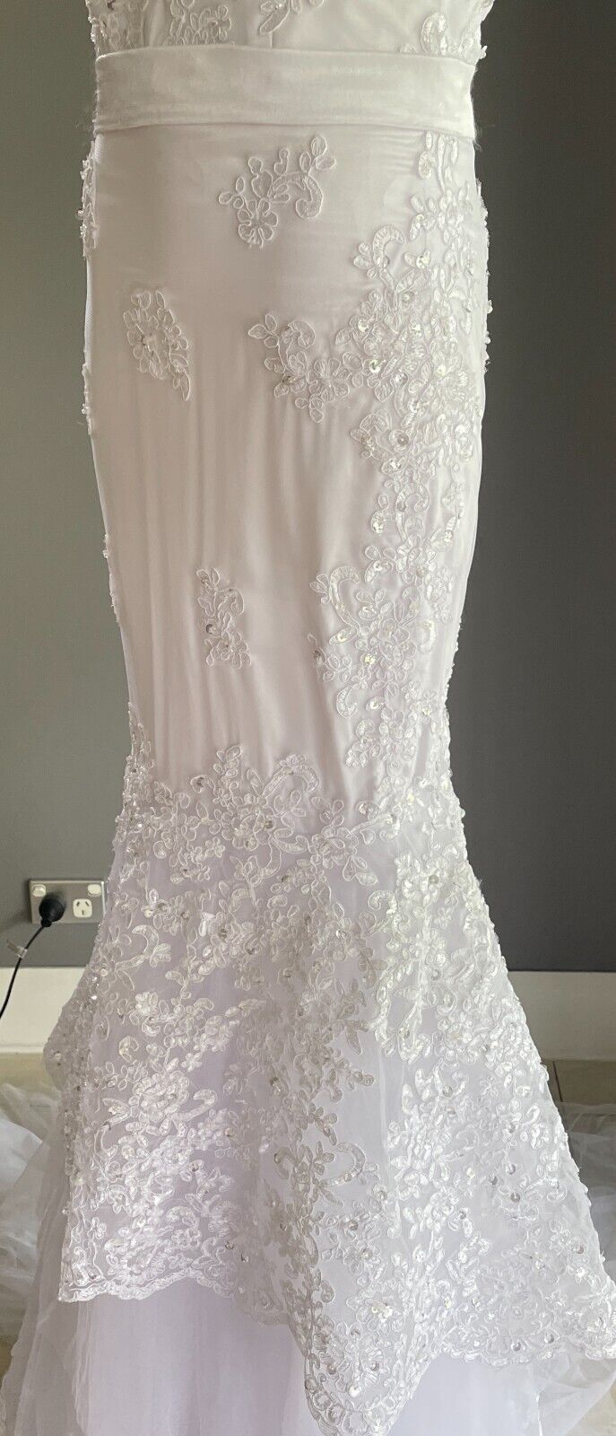 White Wedding Dress Crystal and Sequin Embellished Lace Mermaid Style Tulle Sz 6