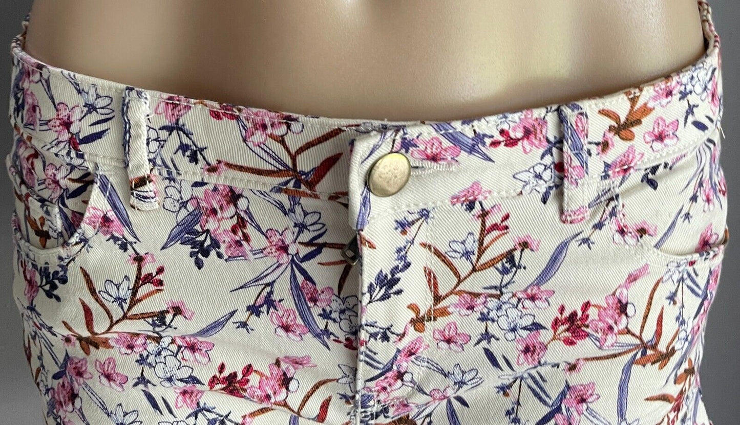 H&M Off Shorts White & Multicoloured Floral Cuffed Leg Size EUR 38 AU 10  12 NEW