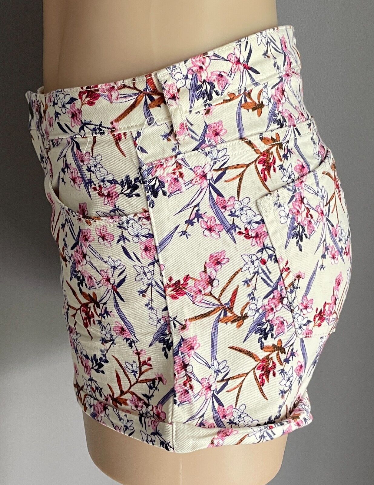 H&M Off Shorts White & Multicoloured Floral Cuffed Leg Size EUR 38 AU 10  12 NEW