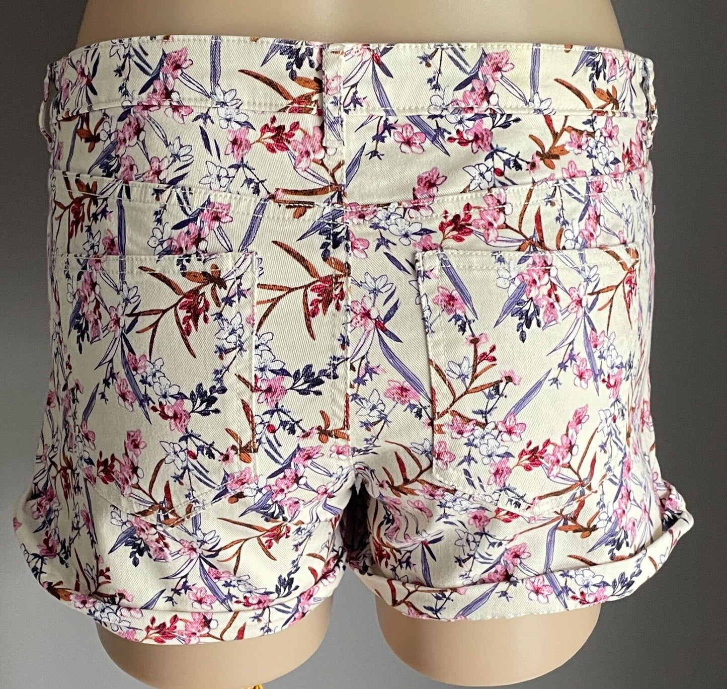H&M Off Shorts White & Multicoloured Floral Cuffed Leg Size EUR 38 AU 10  12 NEW