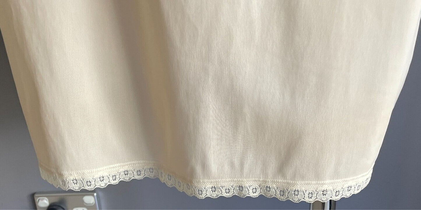 HESTIA Beige Half Slip Nylon Elastic Waist Size 12 Lace Hem Trim Petticoat Vtg