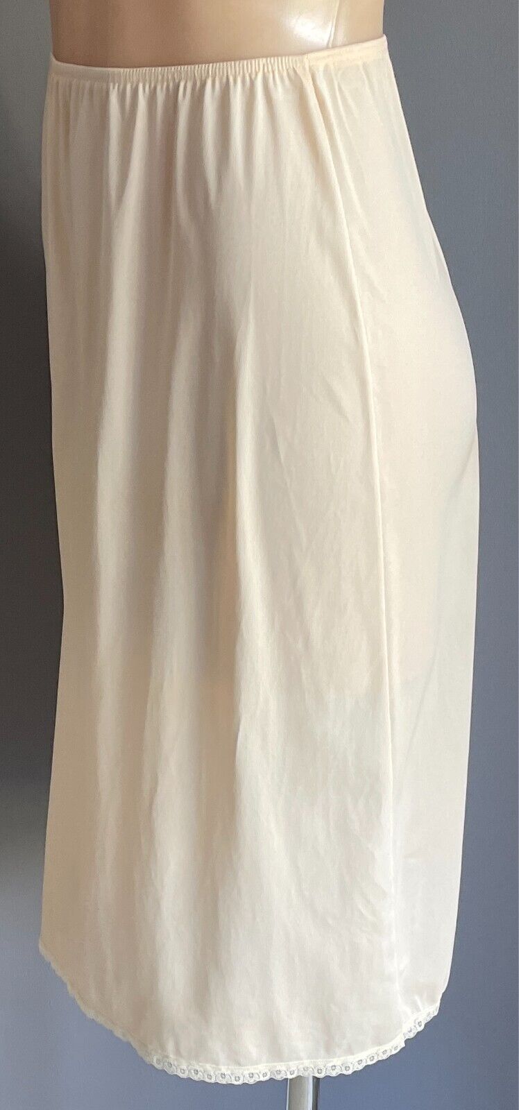 HESTIA Beige Half Slip Nylon Elastic Waist Size 12 Lace Hem Trim Petticoat Vtg