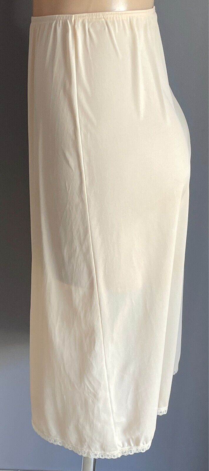 HESTIA Beige Half Slip Nylon Elastic Waist Size 12 Lace Hem Trim Petticoat Vtg