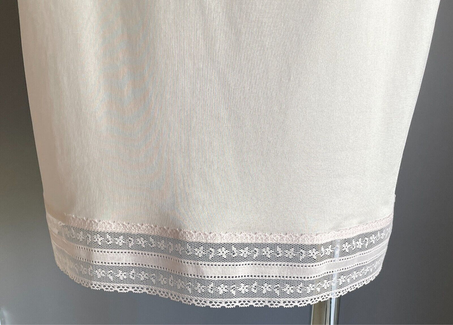 HESTIA Baby Pink Half Slip Anti Stat Tricot Elastic Waist Size 10 Lace Hem Vtg