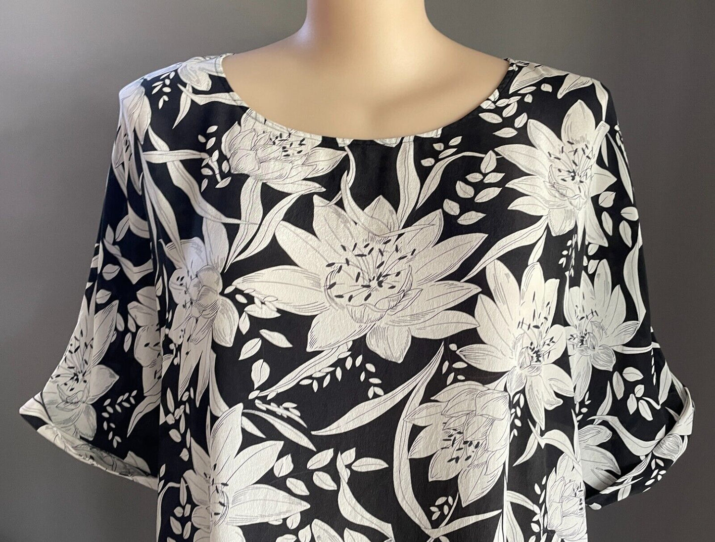 MAGGIE T Shift Dress Black Taupe Floral Print Silk Cuff Dolman Sleeve Size 2