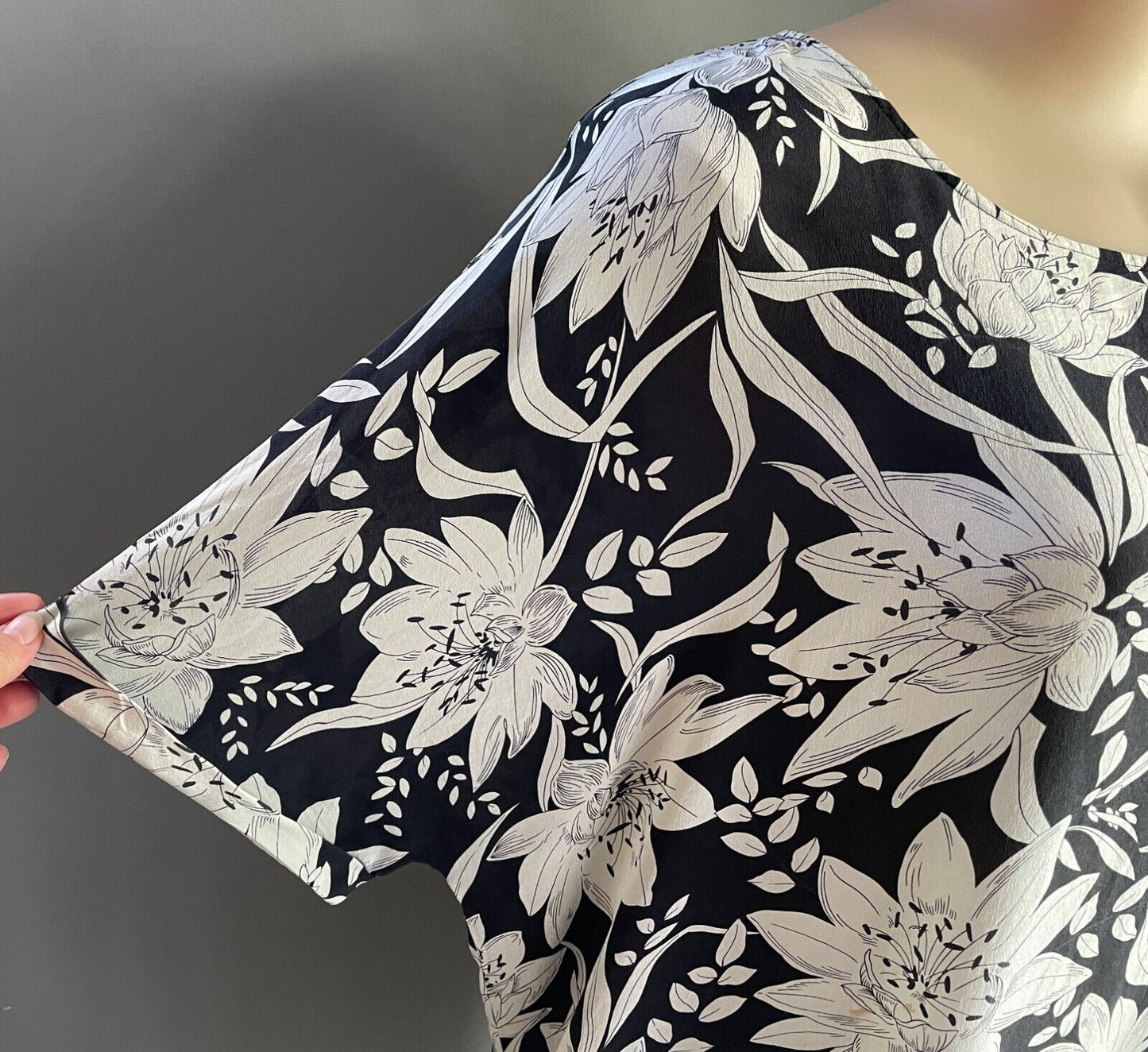 MAGGIE T Shift Dress Black Taupe Floral Print Silk Cuff Dolman Sleeve Size 2