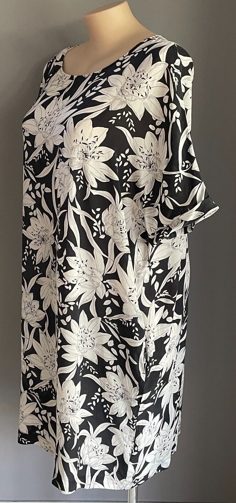 MAGGIE T Shift Dress Black Taupe Floral Print Silk Cuff Dolman Sleeve Size 2