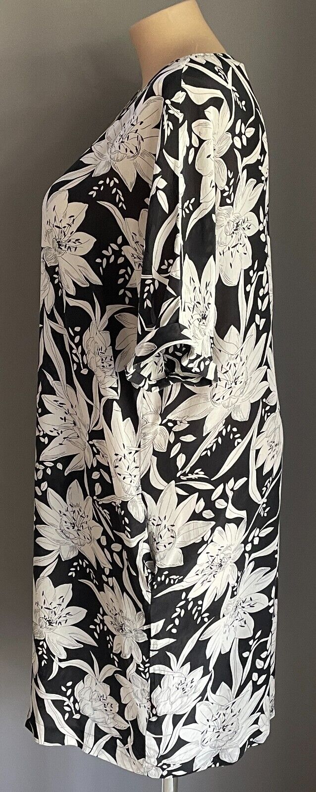 MAGGIE T Shift Dress Black Taupe Floral Print Silk Cuff Dolman Sleeve Size 2