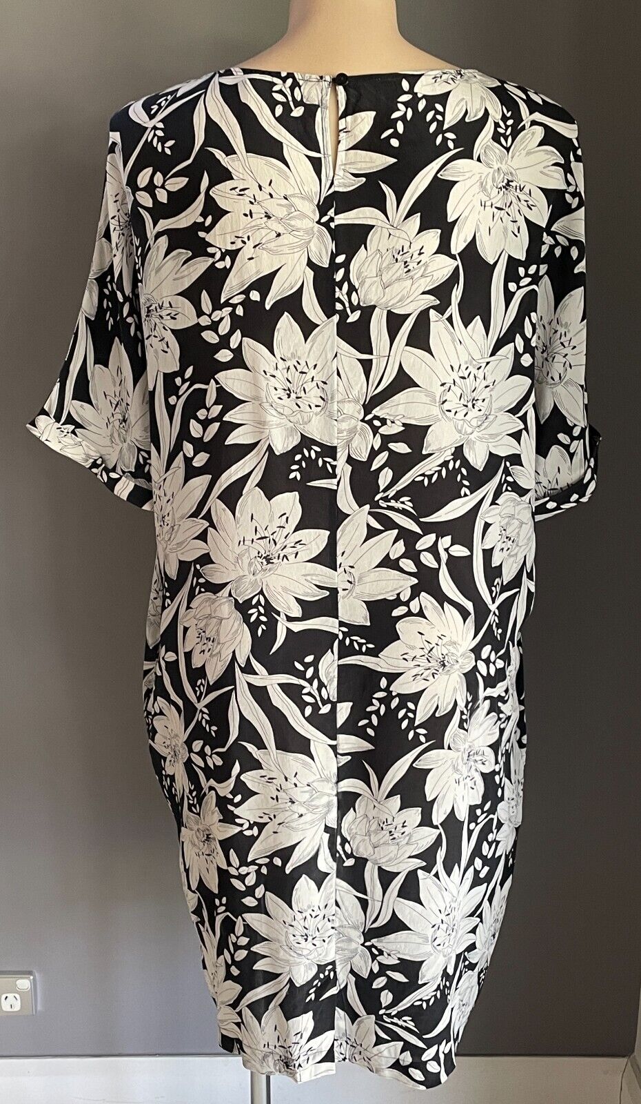 MAGGIE T Shift Dress Black Taupe Floral Print Silk Cuff Dolman Sleeve Size 2