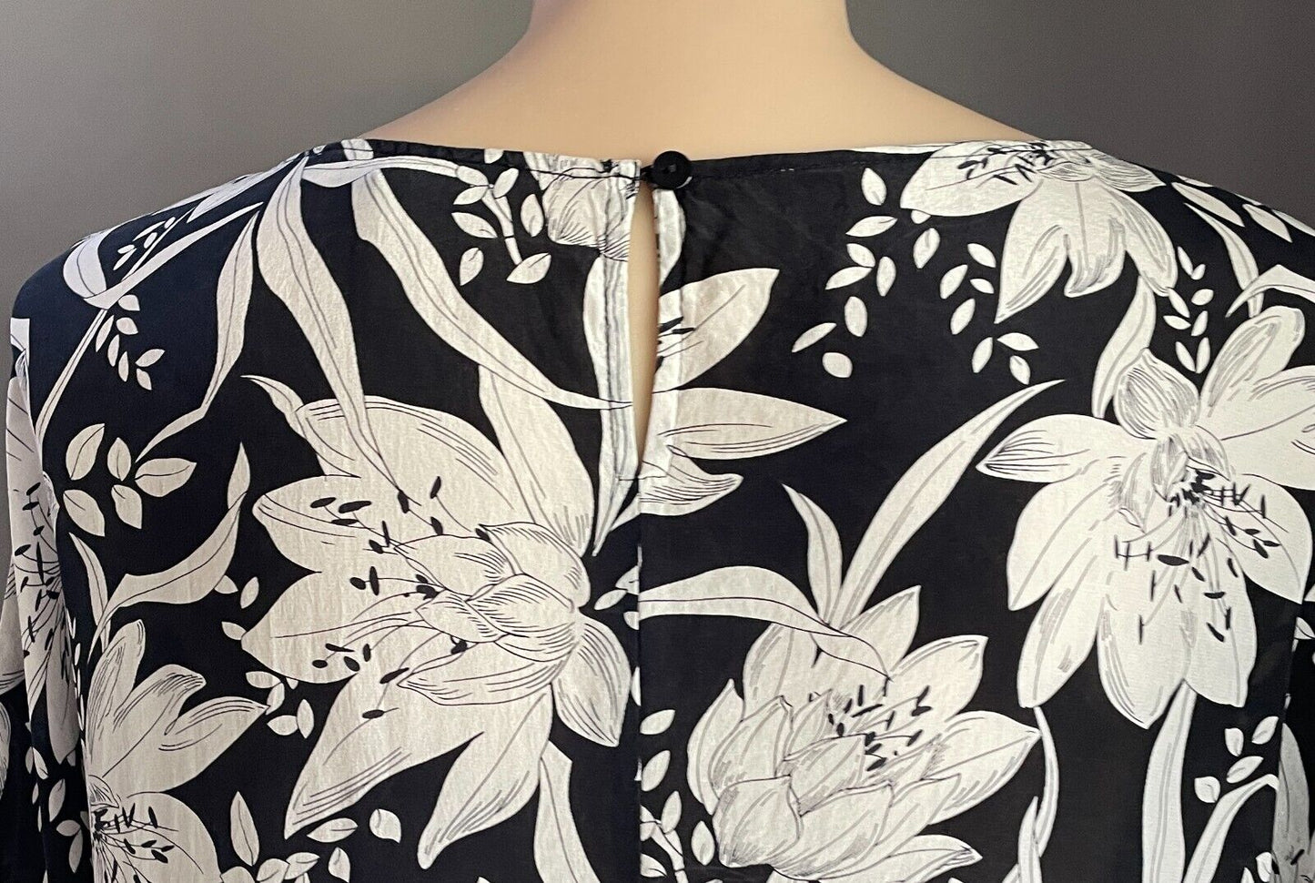 MAGGIE T Shift Dress Black Taupe Floral Print Silk Cuff Dolman Sleeve Size 2