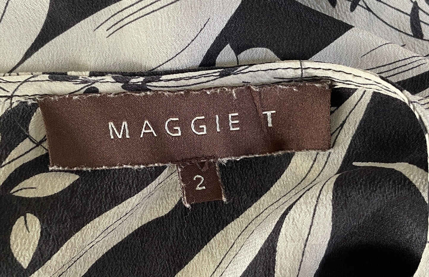 MAGGIE T Shift Dress Black Taupe Floral Print Silk Cuff Dolman Sleeve Size 2
