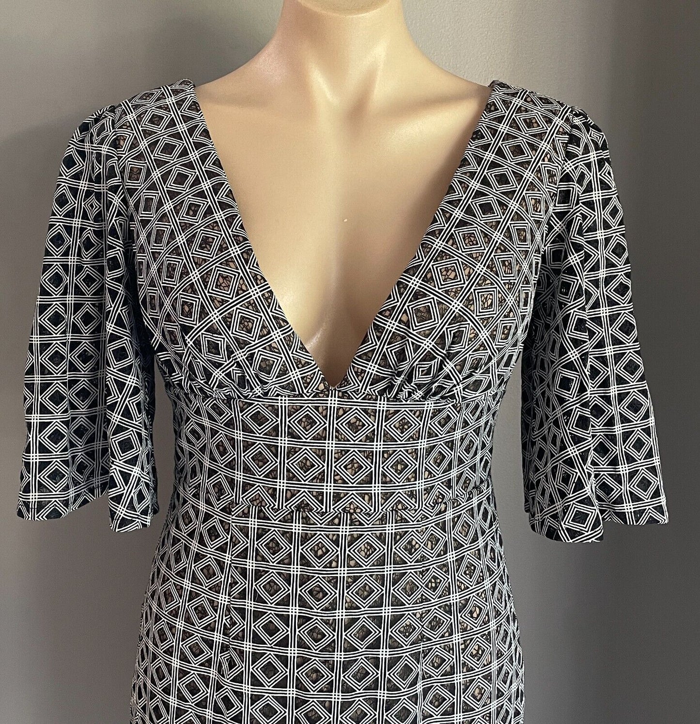 ROXCIIS Mini Dress Black & White Print 3/4 Kimono Sleeve Size 10 Blush Lining