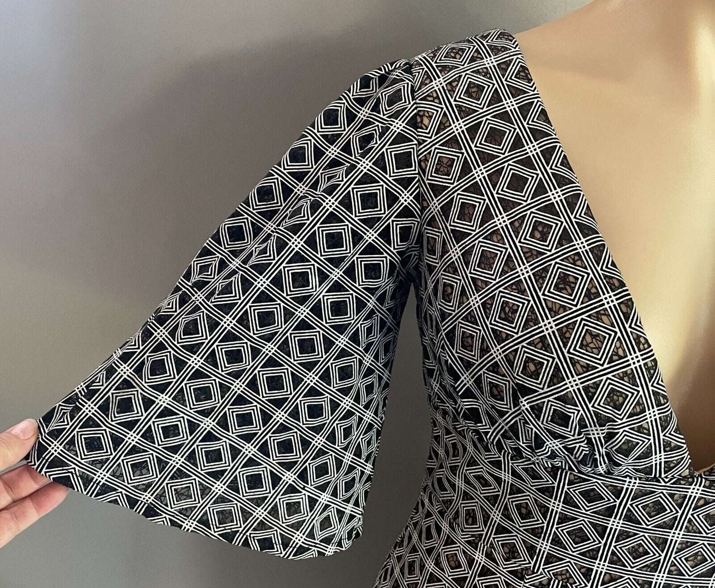 ROXCIIS Mini Dress Black & White Print 3/4 Kimono Sleeve Size 10 Blush Lining