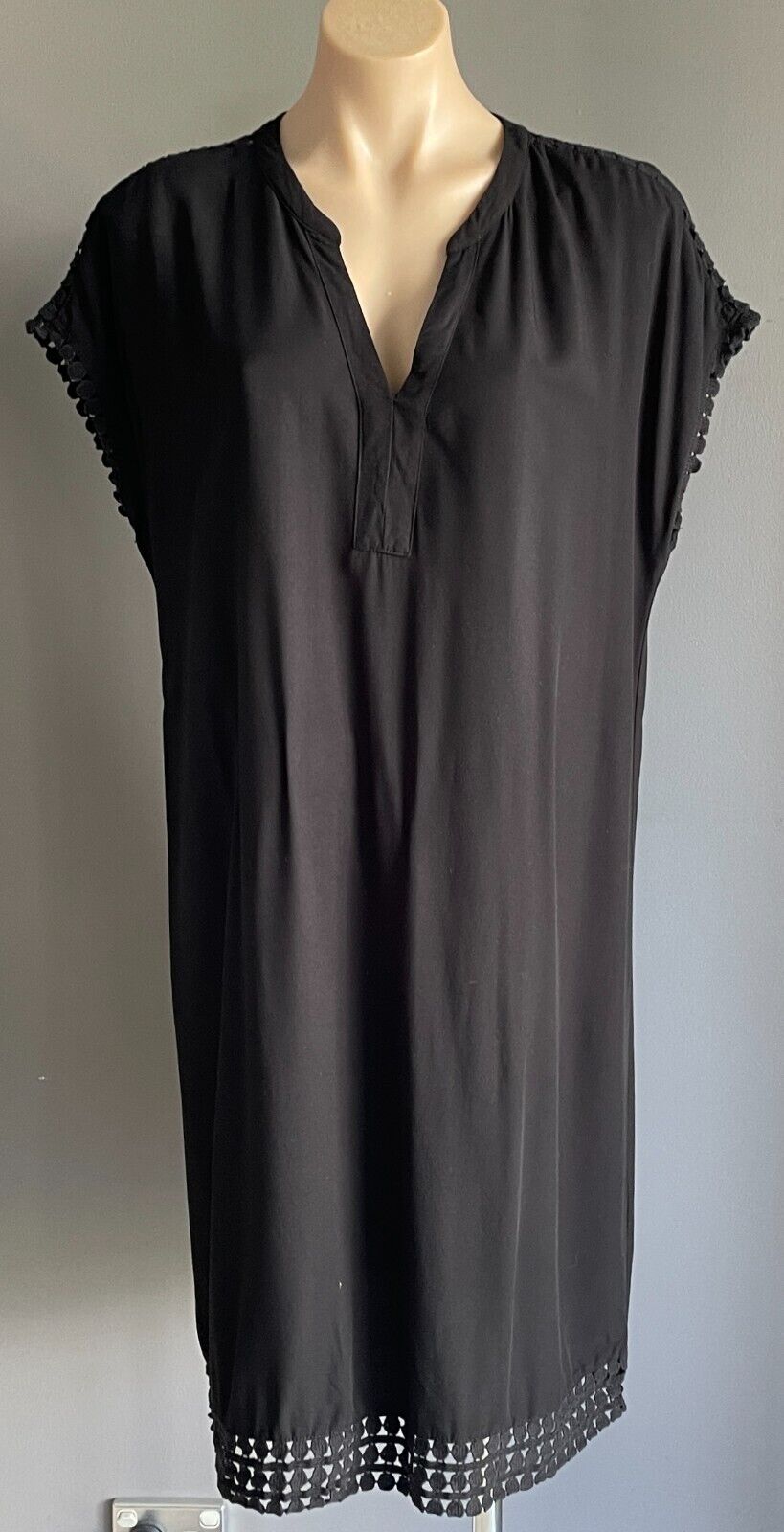 TARGET BLACK Shift Dress Sleeveless V-Neck Lace Trim at Shoulders & Hem Size 14