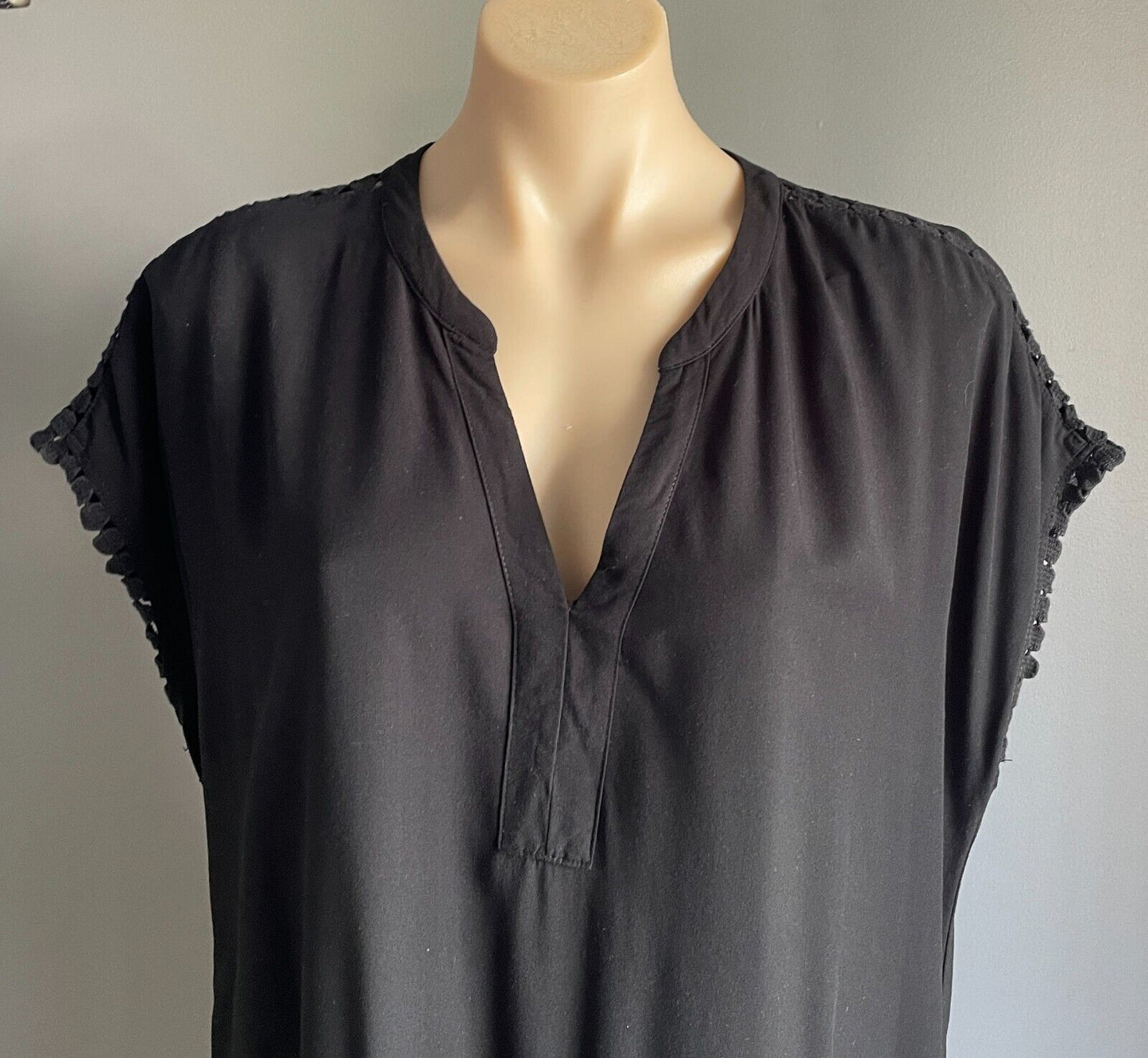 TARGET BLACK Shift Dress Sleeveless V-Neck Lace Trim at Shoulders & Hem Size 14