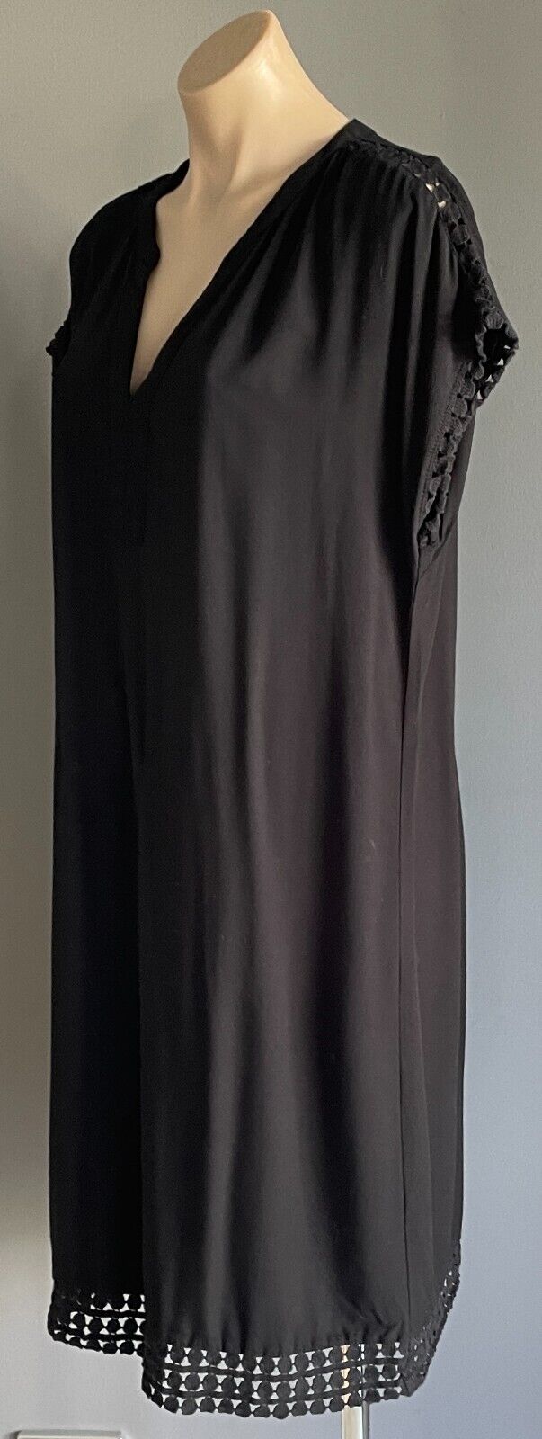 TARGET BLACK Shift Dress Sleeveless V-Neck Lace Trim at Shoulders & Hem Size 14