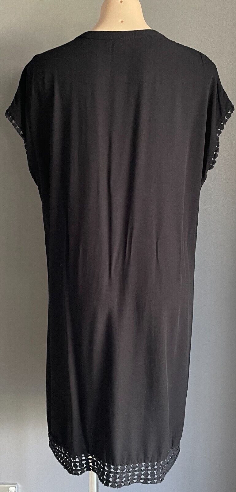 TARGET BLACK Shift Dress Sleeveless V-Neck Lace Trim at Shoulders & Hem Size 14
