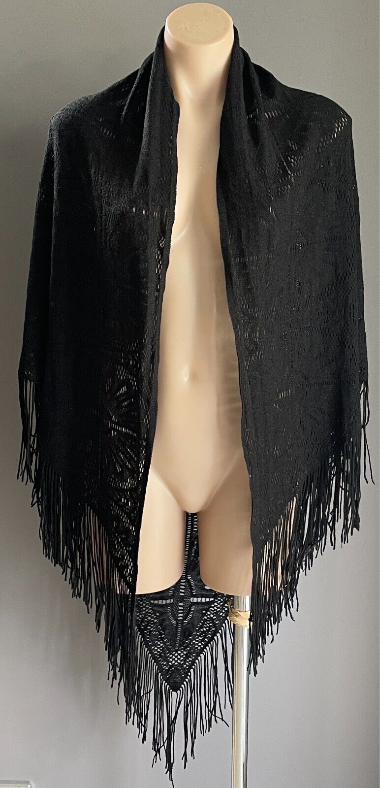 Black Over Shoulder Shawl Wrap Fringe Hem Knit Lace Size 10 - 14 Triangle  Gorg!