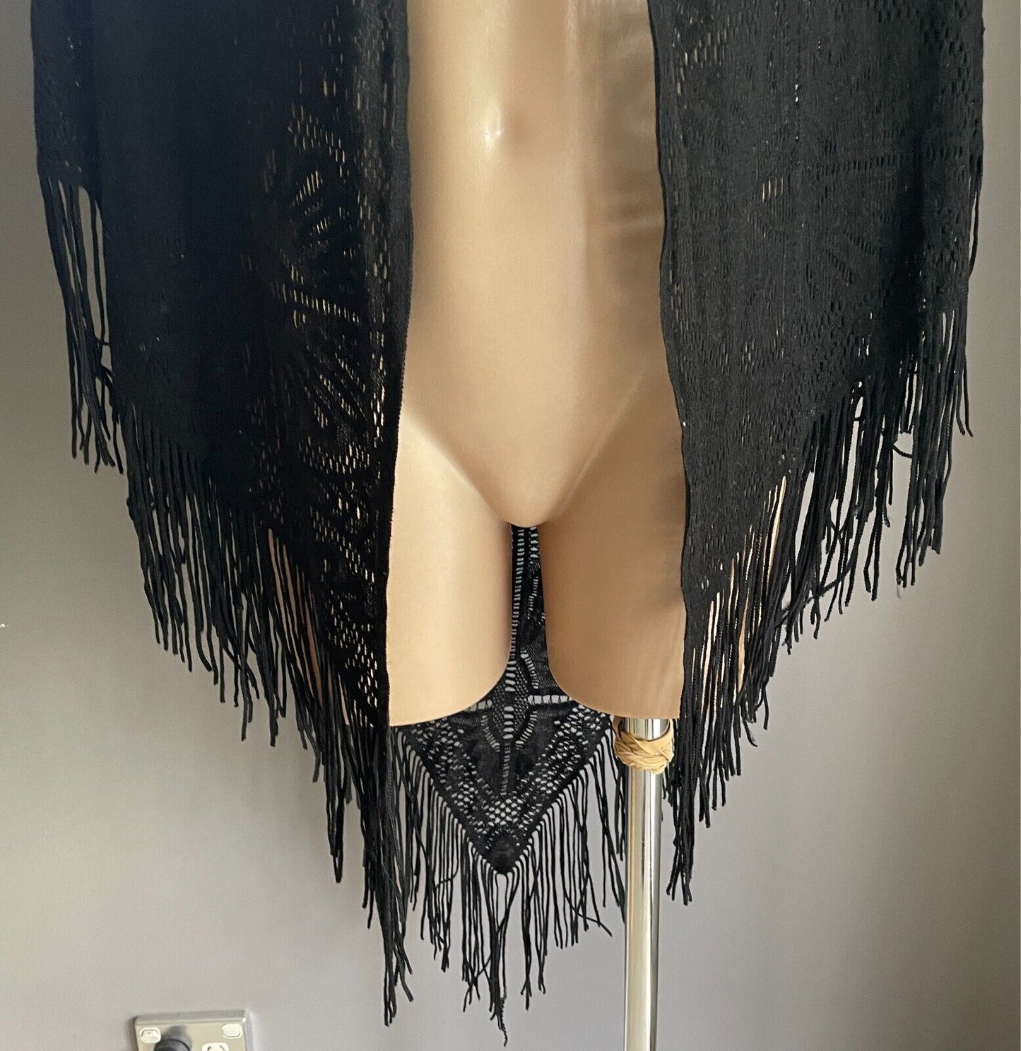 Black Over Shoulder Shawl Wrap Fringe Hem Knit Lace Size 10 - 14 Triangle  Gorg!