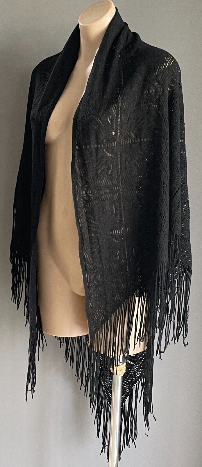 Black Over Shoulder Shawl Wrap Fringe Hem Knit Lace Size 10 - 14 Triangle  Gorg!