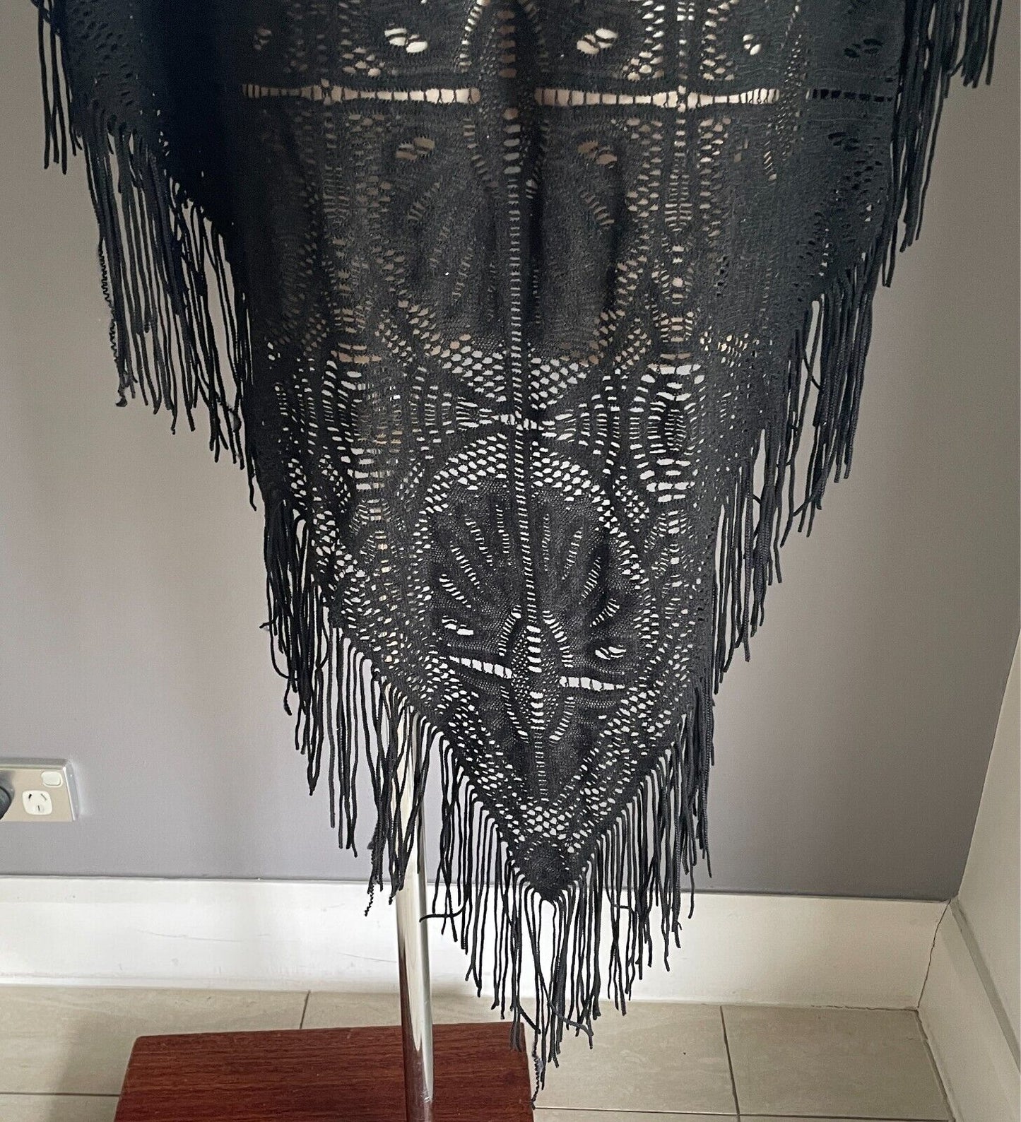 Black Over Shoulder Shawl Wrap Fringe Hem Knit Lace Size 10 - 14 Triangle  Gorg!