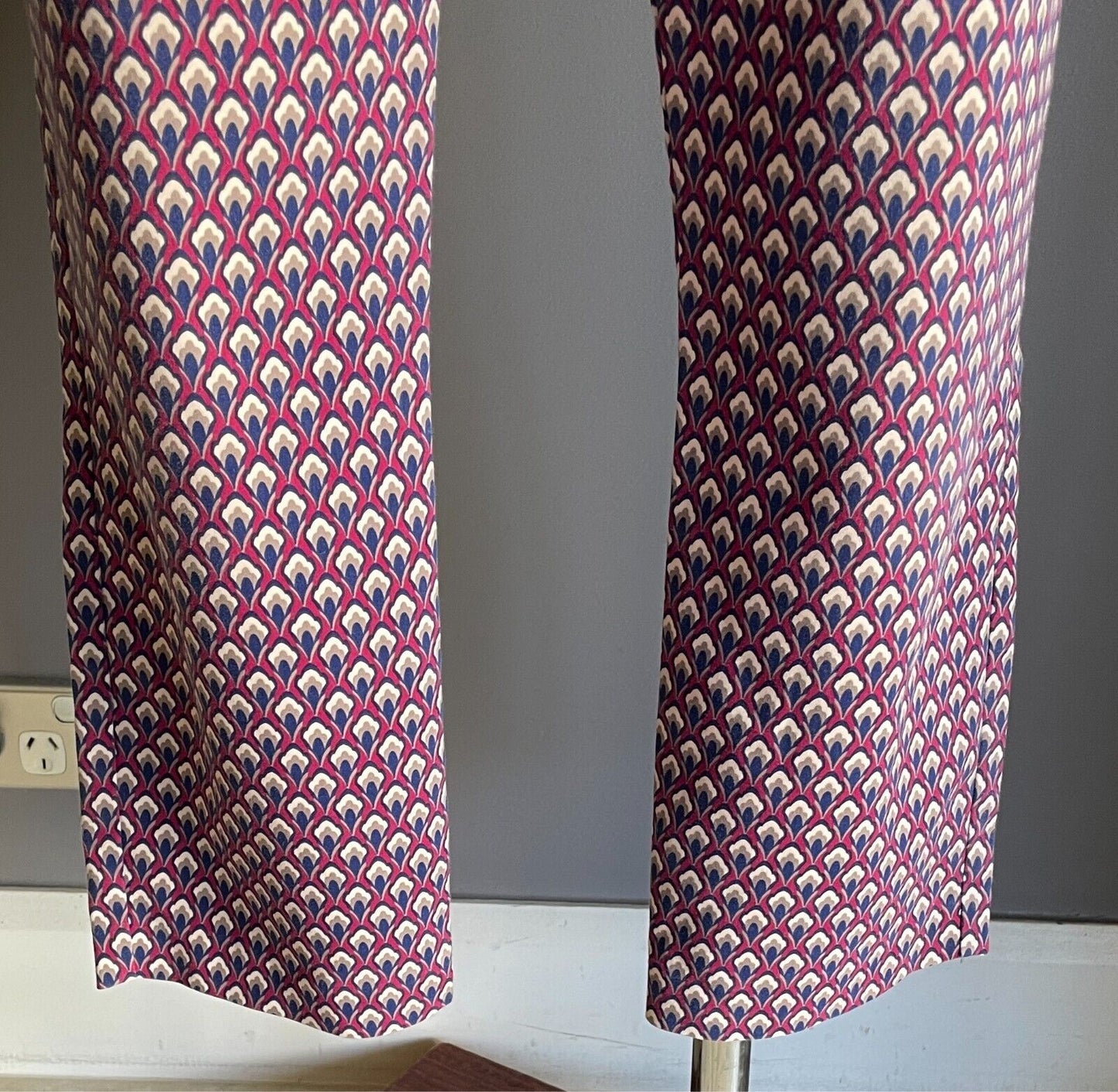 SPORTSGIRL Pants  Slim Fit Dark Fuchsia Blue Taupe Cream Print Sz 12 Crop Length