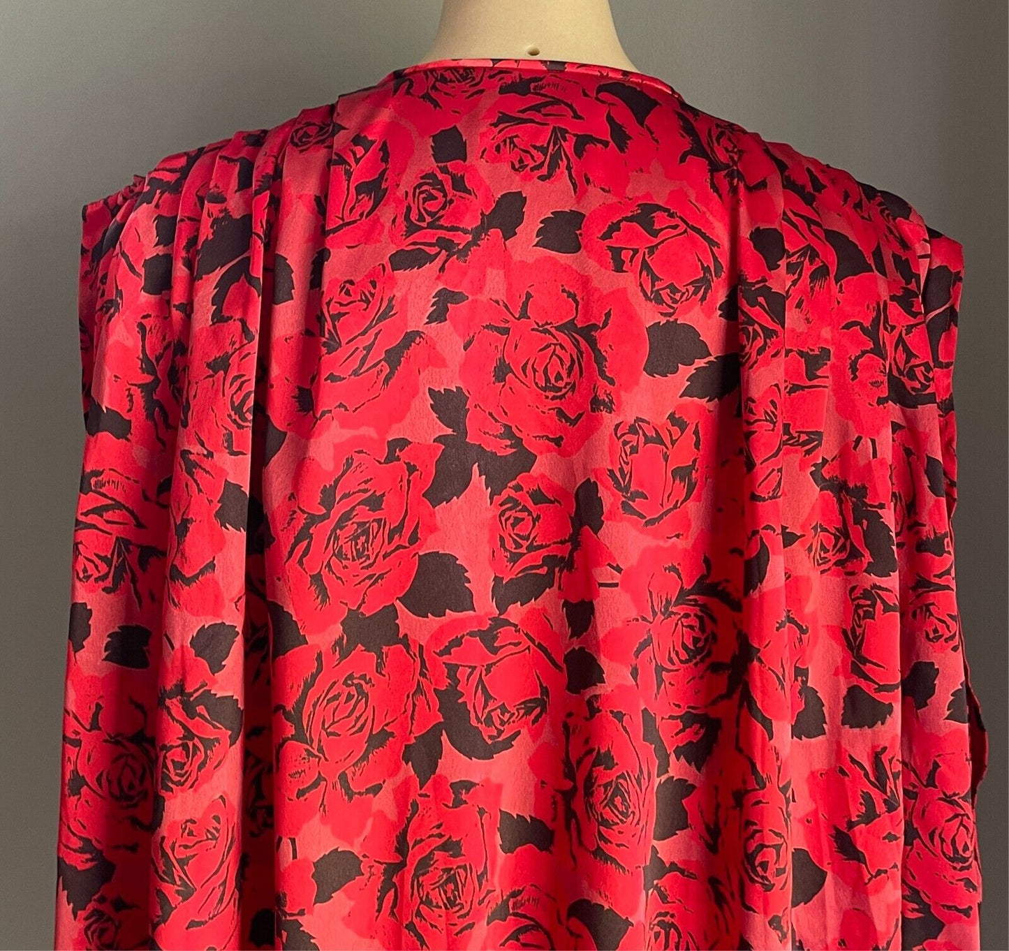 AMI Top Black Red Grey Roses Size 10 14 Sleeveless Tie Front Blousey Vintage