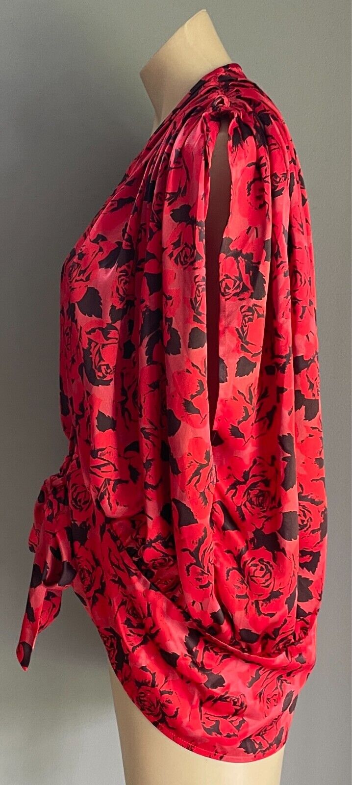 AMI Top Black Red Grey Roses Size 10 14 Sleeveless Tie Front Blousey Vintage