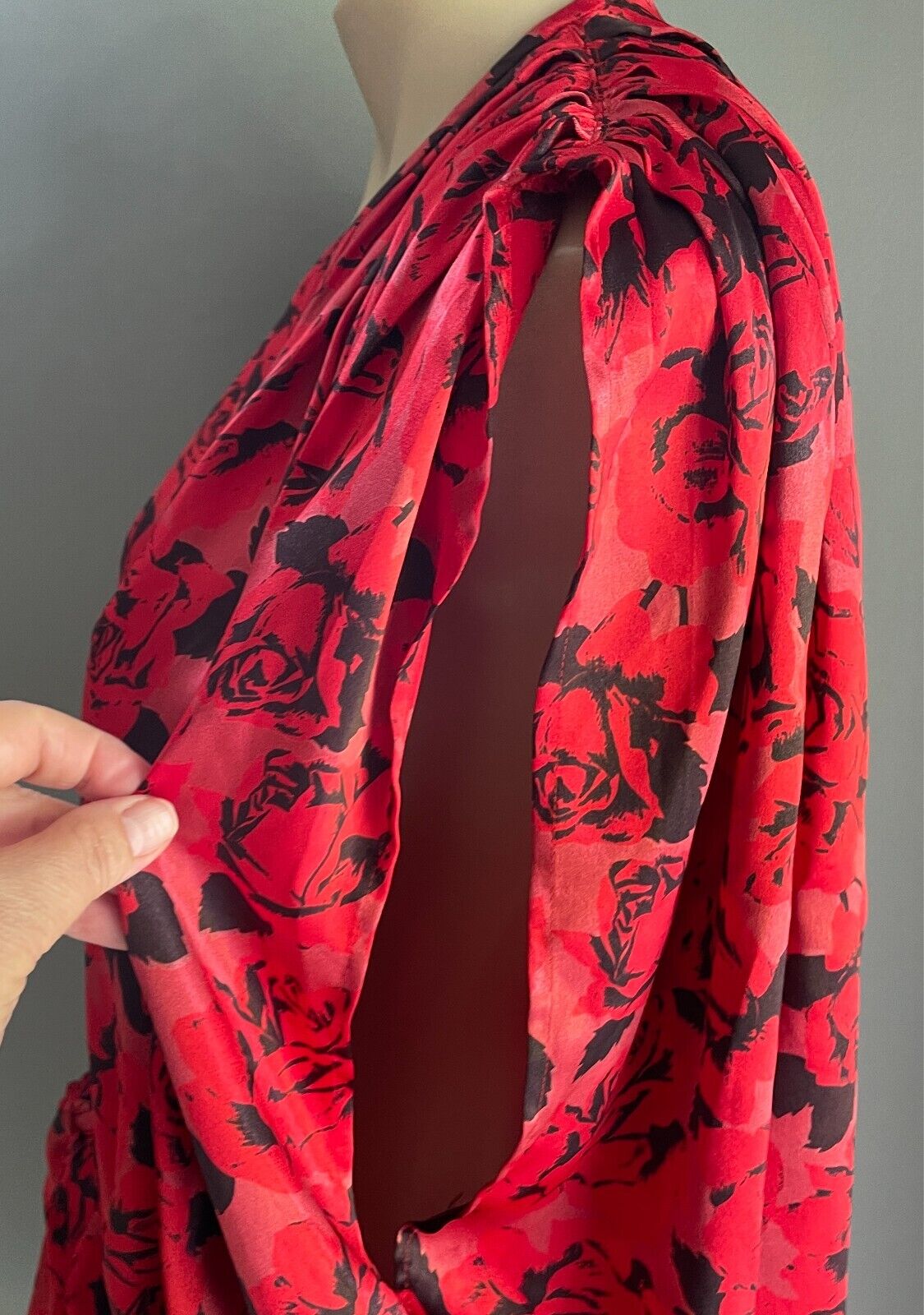 AMI Top Black Red Grey Roses Size 10 14 Sleeveless Tie Front Blousey Vintage