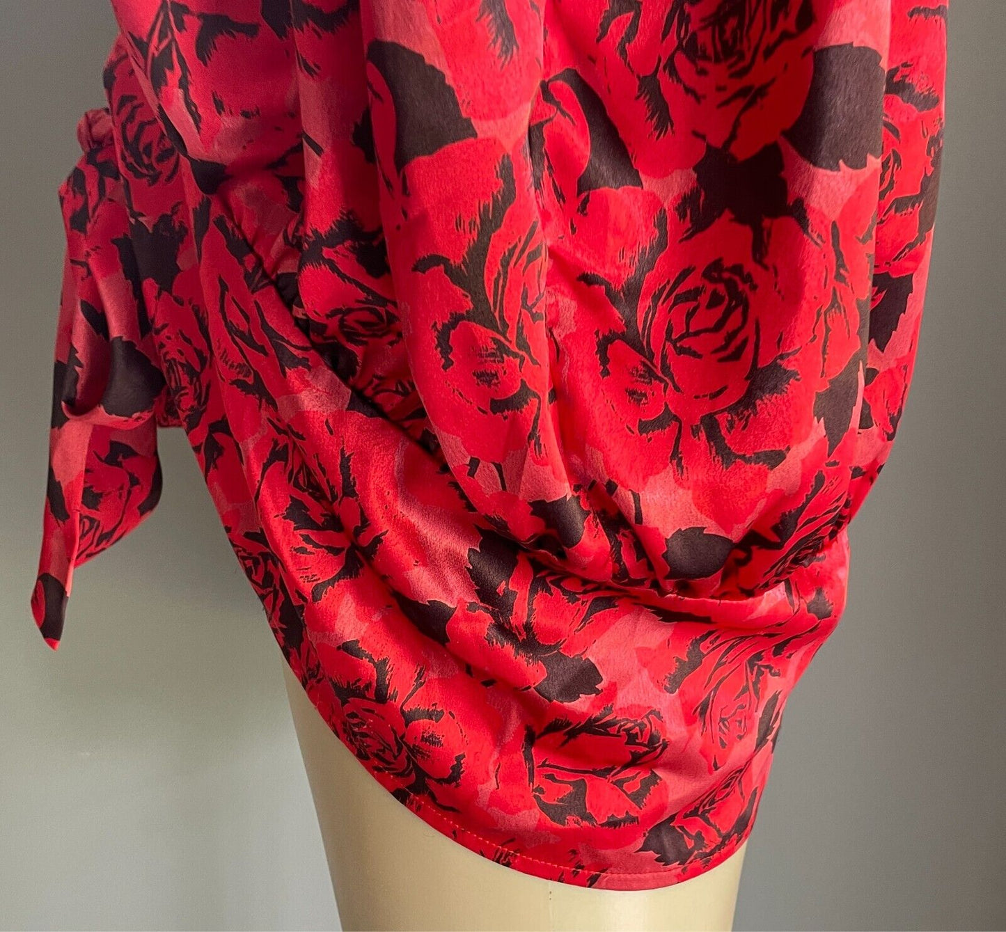 AMI Top Black Red Grey Roses Size 10 14 Sleeveless Tie Front Blousey Vintage