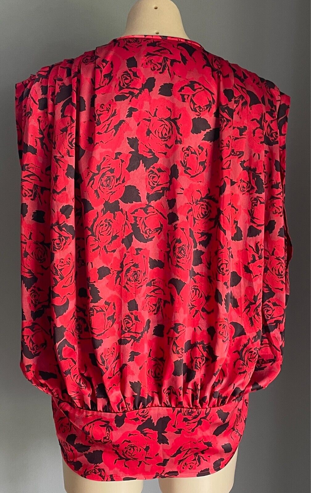 AMI Top Black Red Grey Roses Size 10 14 Sleeveless Tie Front Blousey Vintage