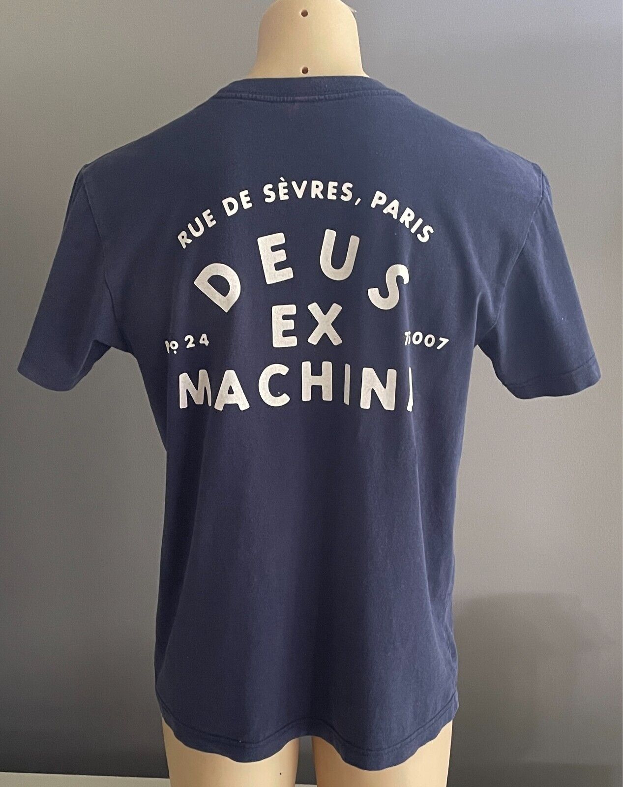 DEUS EX MACHINA Tee Navy Blue T-Shirt Short Sleeves White Print Mens Size M